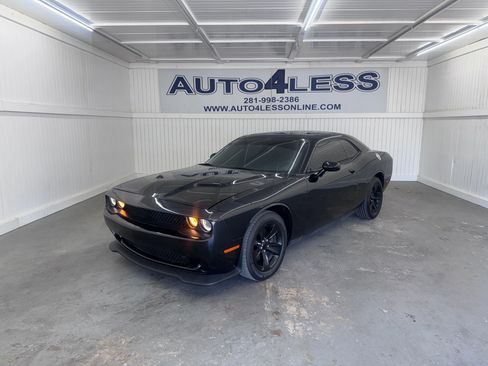Used 2016 Dodge Challenger SXT image 1