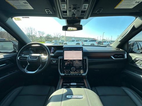 Used 2025 GMC Yukon Denali w/ Sun & Power Step Package image 8
