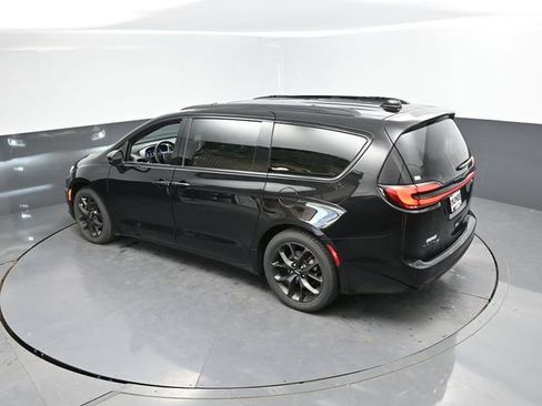 Used 2025 Chrysler Pacifica Limited FWD image 46