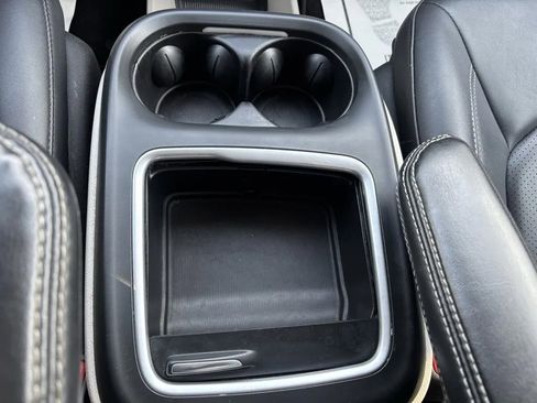 Used 2024 Chrysler Pacifica Touring-L image 16