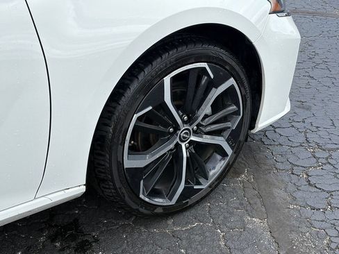 Used 2024 Nissan Altima 2.5 SR FWD image 9