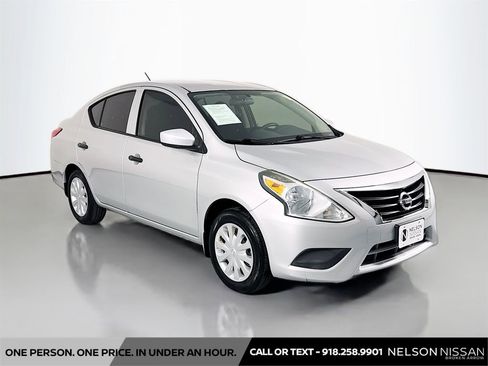Used 2016 Nissan Versa S FWD image 3