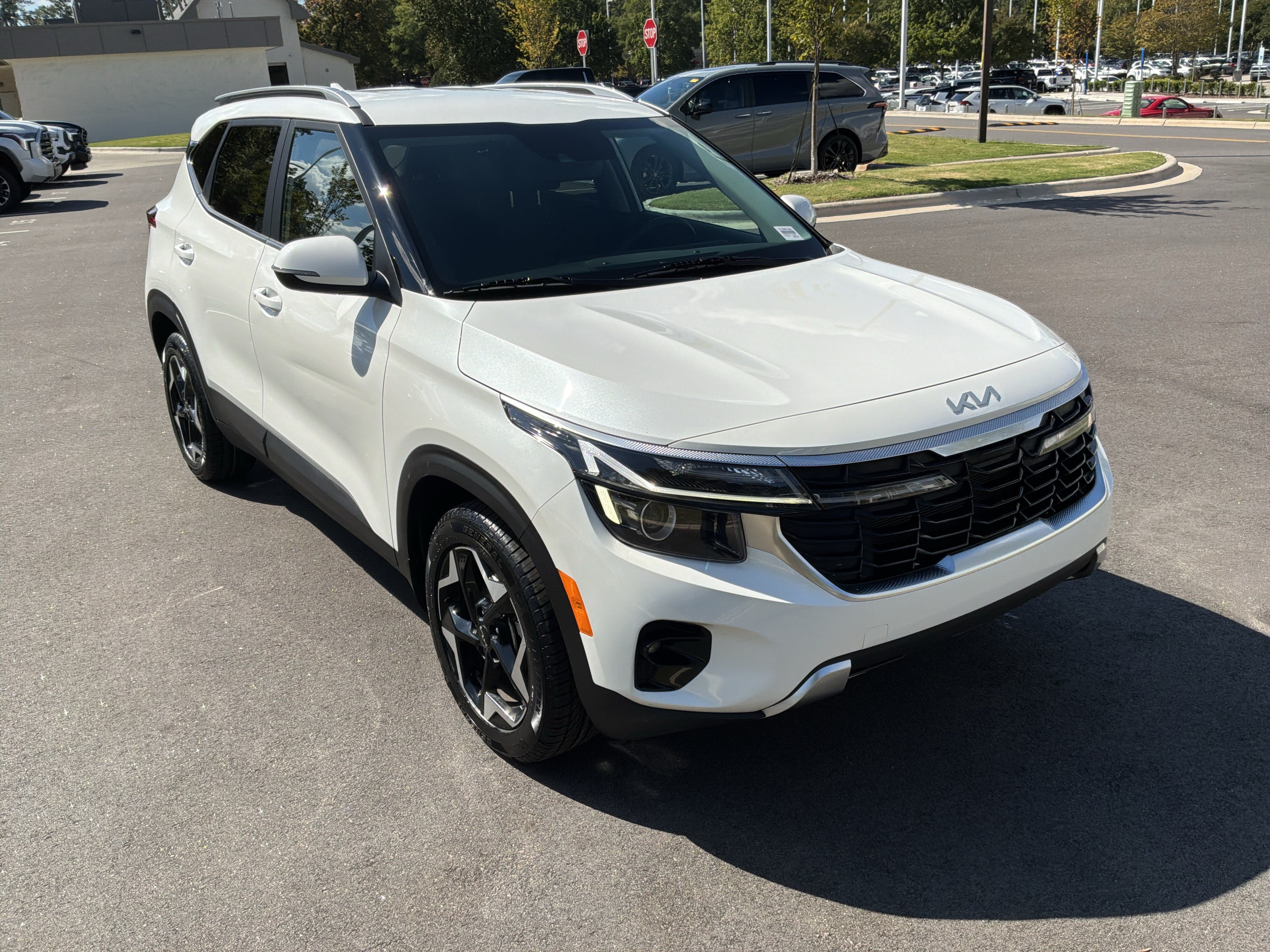 Used 2024 Kia Seltos EX FWD image 2