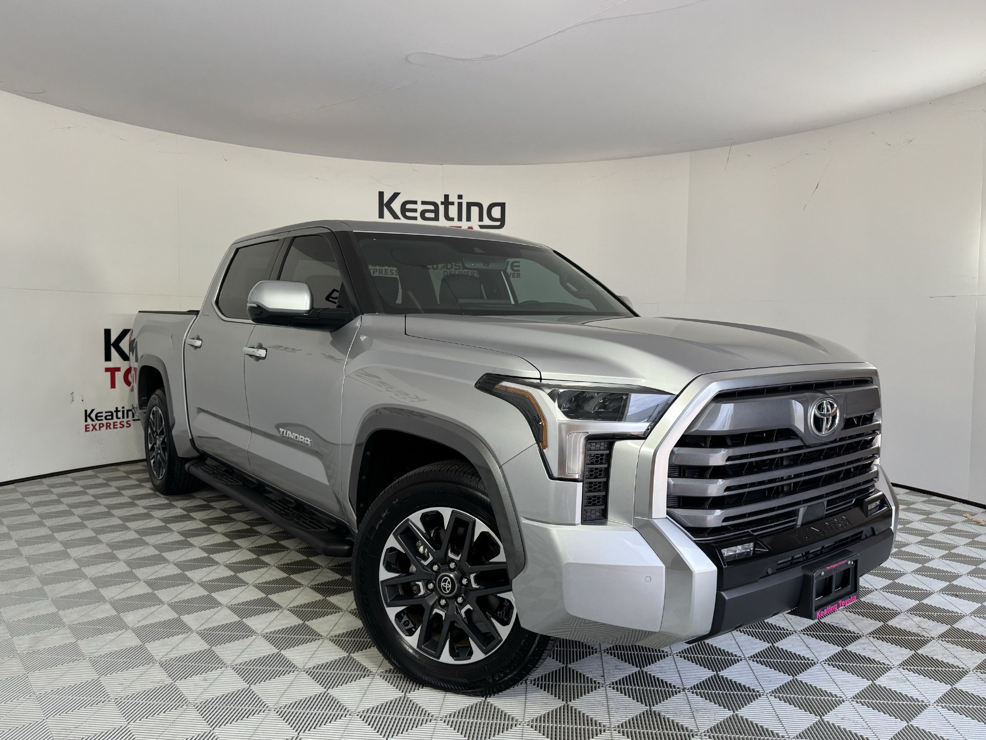 Used 2025 Toyota Tundra Limited w/ Power Package RWD image 2