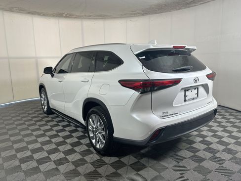 Used 2022 Toyota Highlander Limited FWD image 5