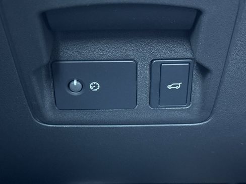 Certified 2025 Land Rover Range Rover Velar Dynamic SE image 32