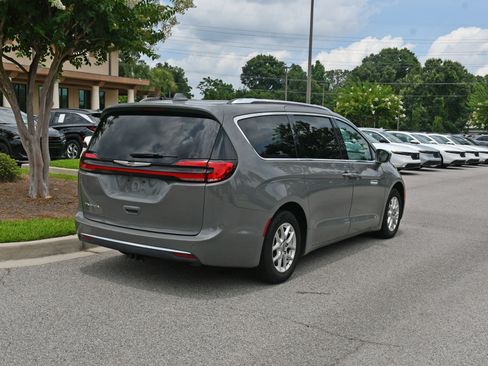 Used 2021 Chrysler Pacifica Touring-L FWD image 4