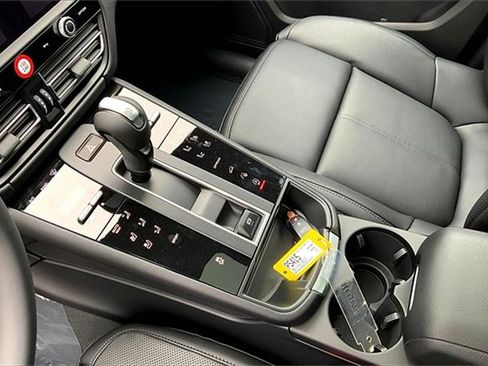 New 2025 Porsche Macan image 36