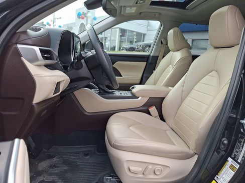 Used 2022 Toyota Highlander XLE image 14