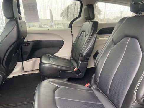 Used 2024 Chrysler Pacifica Touring-L image 14