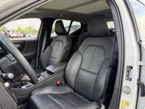 Used 2023 Volvo XC40 B5 Plus w/ Protection Package Premier AWD/4WD image 8