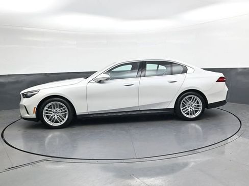 Used 2025 BMW 530i xDrive w/ Premium Package image 9