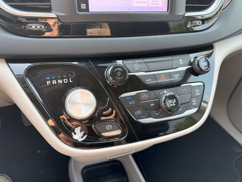 Used 2024 Chrysler Voyager LX FWD image 19