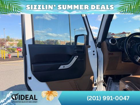 Used 2016 Jeep Wrangler Unlimited Sahara w/ Connectivity Group AWD/4WD image 19