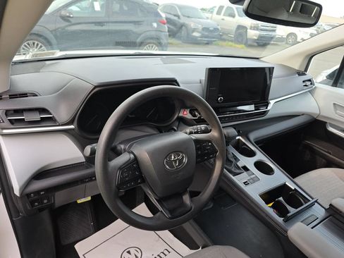 Used 2025 Toyota Sienna LE w/ LE Plus Package FWD image 4