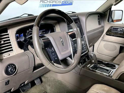 Used 2016 Lincoln Navigator Select image 10