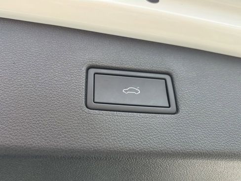 Certified 2024 Volkswagen Tiguan SE w/ Panoramic Sunroof Package AWD/4WD image 15