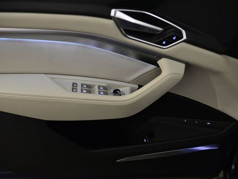 Certified 2022 Audi e-tron Premium Plus w/ Premium Plus Package image 26