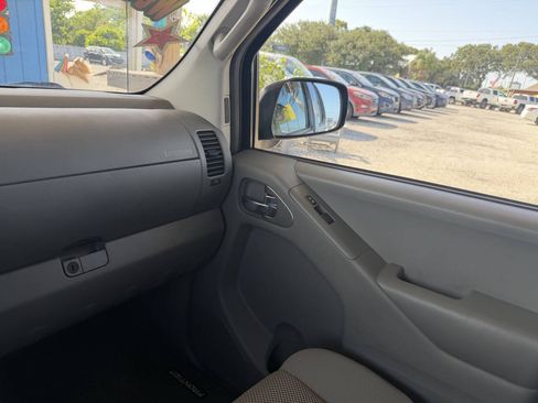 Used 2015 Nissan Frontier SV w/ SV Value Truck Package RWD image 13