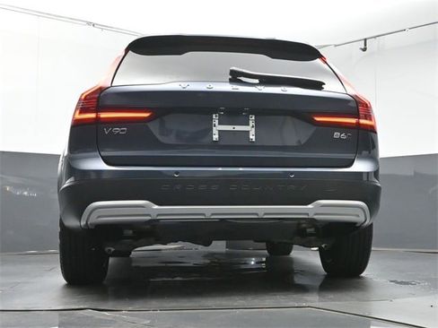 Certified 2025 Volvo V90 B6 Cross Country Plus image 38