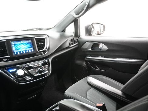 Used 2019 Chrysler Pacifica Touring Plus w/ S Appearance Package image 19