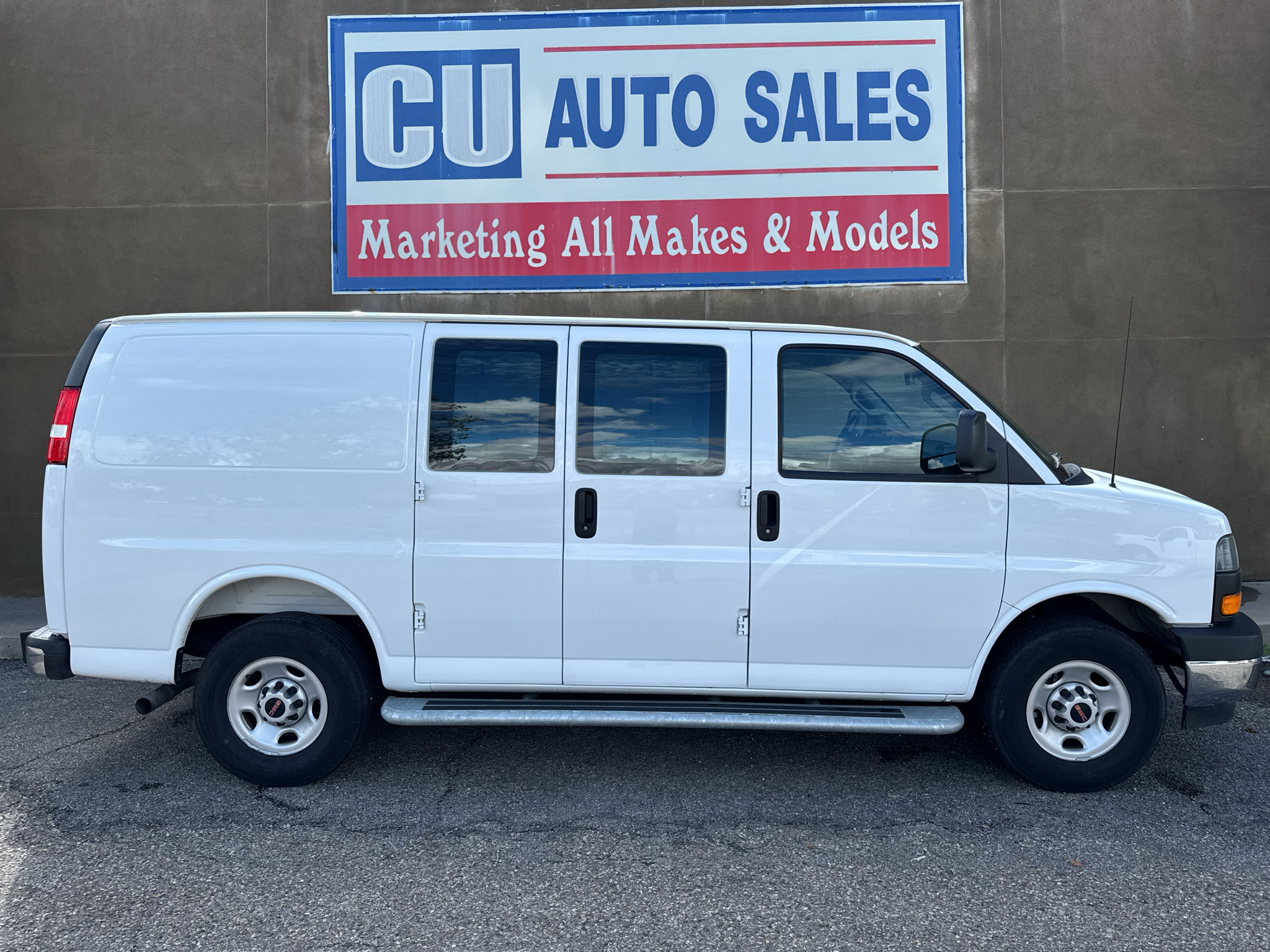 Used 2025 GMC Savana 2500 w/ Driver Convenience Package RWD image 4
