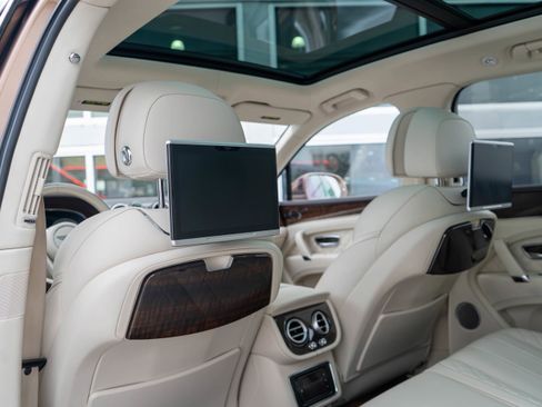 Used 2017 Bentley Bentayga image 33