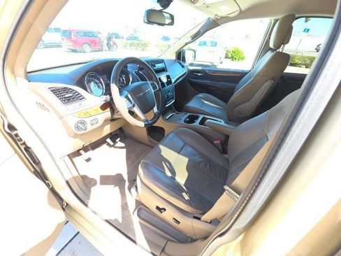 Used 2011 Chrysler Town & Country Limited image 13