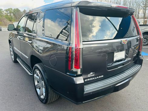 Used 2018 Cadillac Escalade Luxury image 3