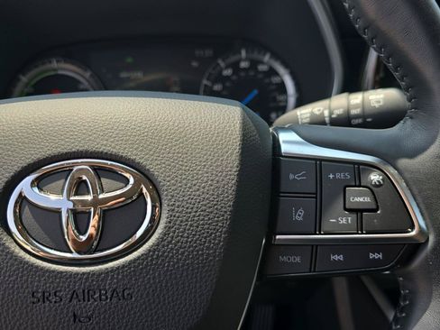 Used 2021 Toyota Highlander XLE AWD/4WD image 14