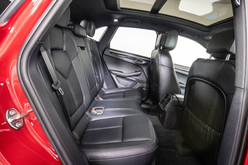 Used 2024 Porsche Macan w/ Premium Plus Package AWD/4WD image 12