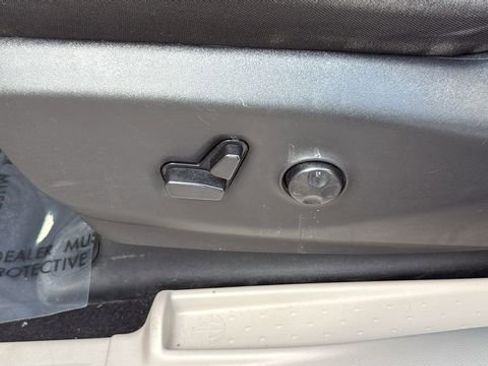 Used 2024 Chrysler Voyager LX image 19