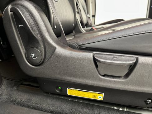 Used 2025 Kia Carnival FWD image 24