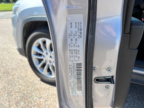 Used 2020 Jeep Cherokee Latitude FWD image 13