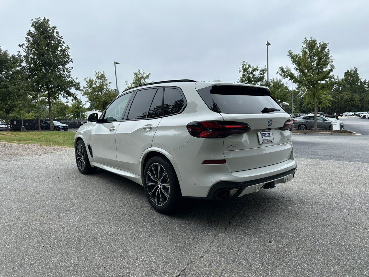 Used 2026 BMW X5 xDrive50e w/ M Sport Package AWD/4WD image 3