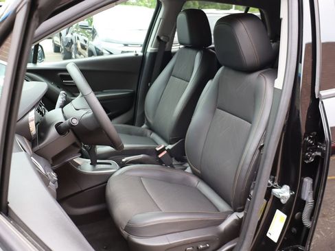 Used 2022 Chevrolet Trax LT w/ LT Convenience Package AWD/4WD image 9