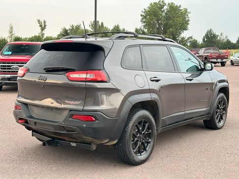 Used 2018 Jeep Cherokee Trailhawk AWD/4WD image 6