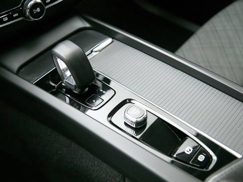 Certified 2023 Volvo XC60 B5 Core AWD/4WD image 17