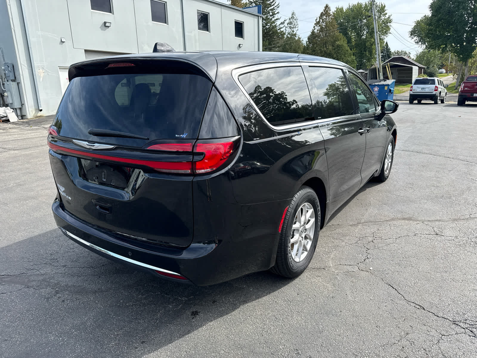 Used 2024 Chrysler Pacifica Touring FWD image 3