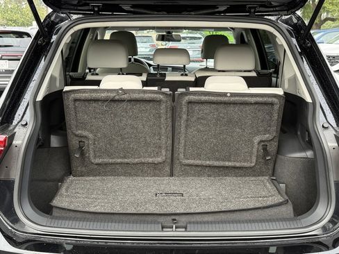 Used 2020 Volkswagen Tiguan SE w/ Panoramic Sunroof Package image 9