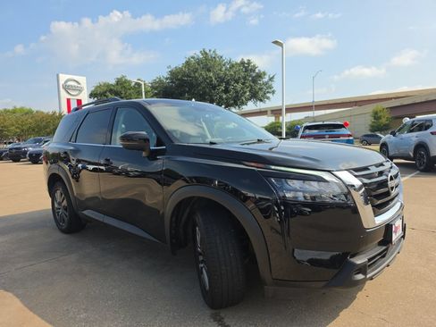 Used 2025 Nissan Pathfinder SV FWD image 3