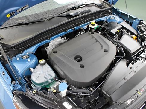 New 2025 Volvo XC40 B5 Ultra w/ Climate Package image 32