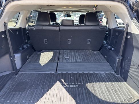 Used 2020 Toyota Highlander XLE AWD/4WD image 11