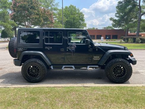 Used 2017 Jeep Wrangler Unlimited Sport w/ Quick Order Package 24S AWD/4WD image 6