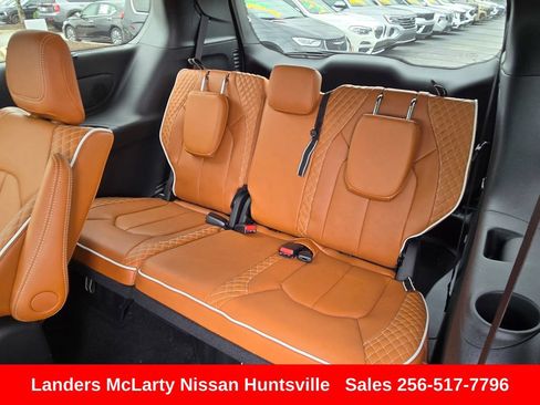 Used 2025 Chrysler Pacifica Pinnacle FWD image 14