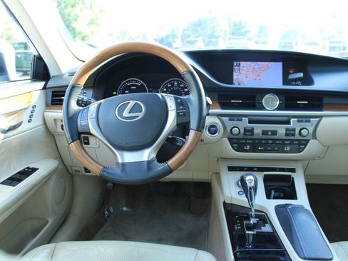 Used 2014 Lexus ES 300h w/ Luxury Package w/Bamboo Trim FWD image 14