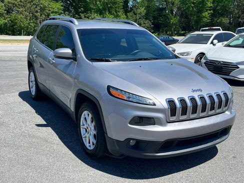 Used 2018 Jeep Cherokee Latitude Plus w/ Comfort/Convenience Group FWD image 8