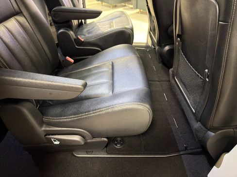 Used 2016 Chrysler Town & Country Touring-L image 29