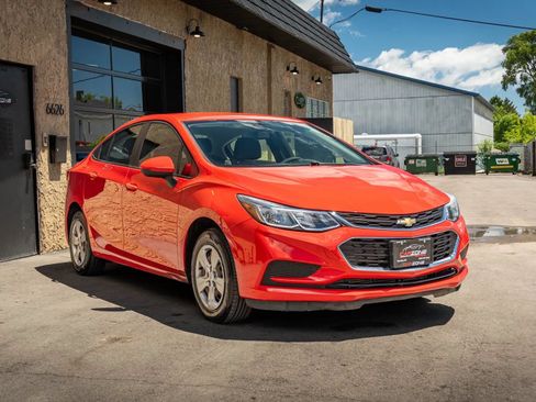 Used 2018 Chevrolet Cruze LS FWD image 4