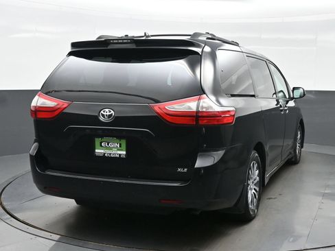Used 2018 Toyota Sienna XLE Premium w/ Carpet Mat Package FWD image 7